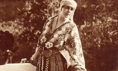 Imagini cu Regina Maria în tradiţionala ie românească! jpeg