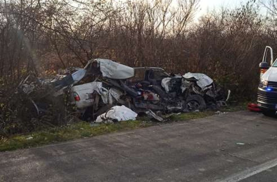 Accident cumplit în județul Buzău. Adolescent de 15 ani, mort după ce a intrat cu o mașină furată într-un stâlp