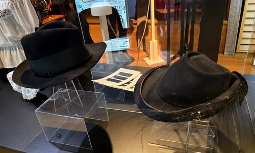 Expoziția „Haina îl face pe om. Incursiune în codul vestimentar de odinioară”, la Muzeul Civilizației Urbane a Brașovului