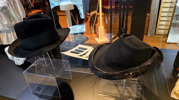 Expoziția „Haina îl face pe om. Incursiune în codul vestimentar de odinioară”, la Muzeul Civilizației Urbane a Brașovului