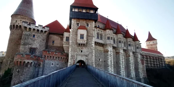 Castelul Corvinilor, Turnul nou de poartă renovat