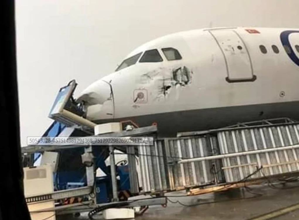 Avion avariat de tornada pe aeroportul din Antalya FOTO severe-weather.eu