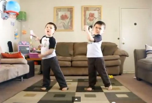 Cei doi gemeni sunt adorabili când danseazăFoto: Captură Youtube