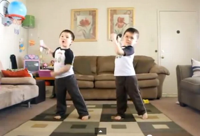 Cei doi gemeni sunt adorabili când danseazăFoto: Captură Youtube