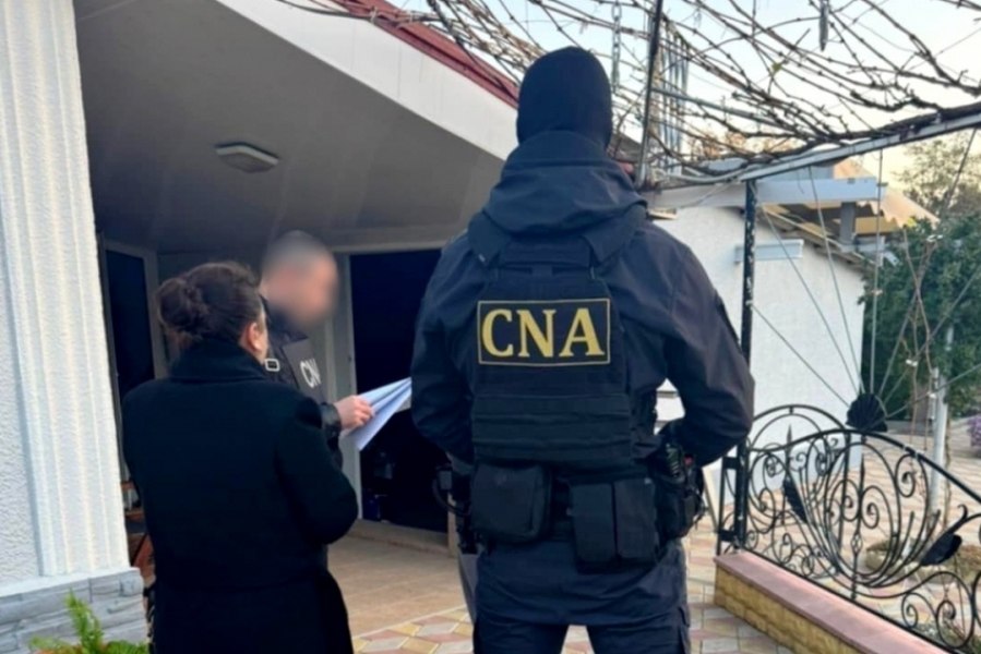 Percheziții masive în Republica Moldova. Oamenii oligarhului Ilan Șor, luați pe sus de mascați pentru corupție electorală 