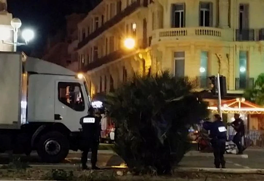 
    Polițiștii au percheziționat apartamentul atacatoruluiFoto: Twitter  