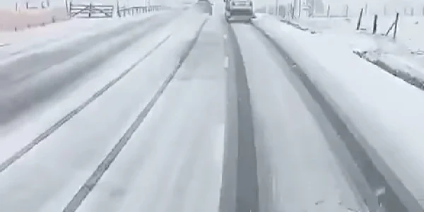 Drumarii au intervenit cu utilajele de deszăpezire în Pasul Tihuța foto captura video jpg