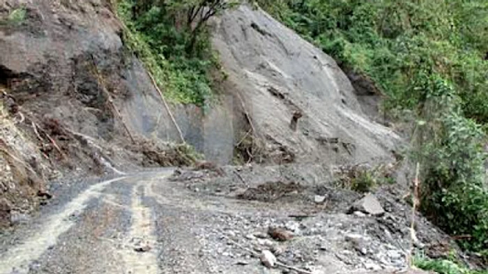 
    Aluviunile au ajuns pe carosabil și îngreunează traficulFoto: Arhiva  