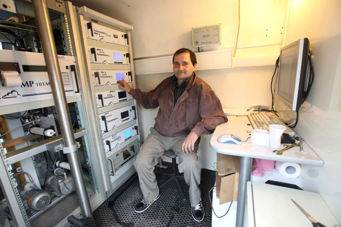 Poluanţii sunt împărţiţi pe categorii şi apoi monitorizaţi separat