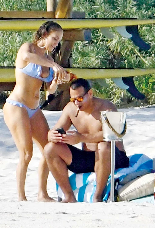 Jennifer Lopez şi logodnicul au fost surprinşi la plajă în Bahamas
