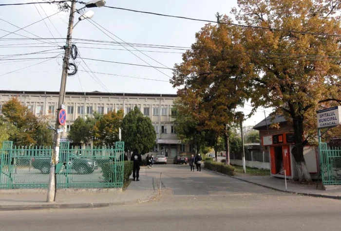 Una dintre cele două eleve care s-au luat la bătaie a ajuns iniţial la Spitalul Municipal Caracal, deunde, ulterior, a fost transportată la Spitalul din Craiova... (Foto: Mugurel Manea)