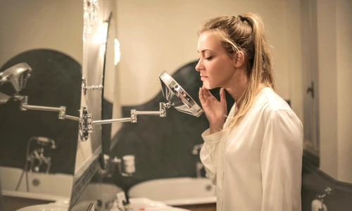 1 femeie se uita in oglinda jpg jpeg