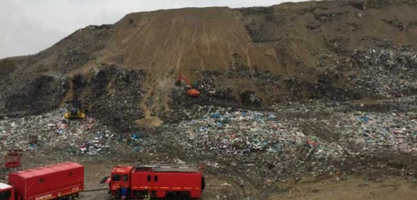 Incendiul de la groapa de gunoi a fost stins după o operaţiune care a durat trei zile.