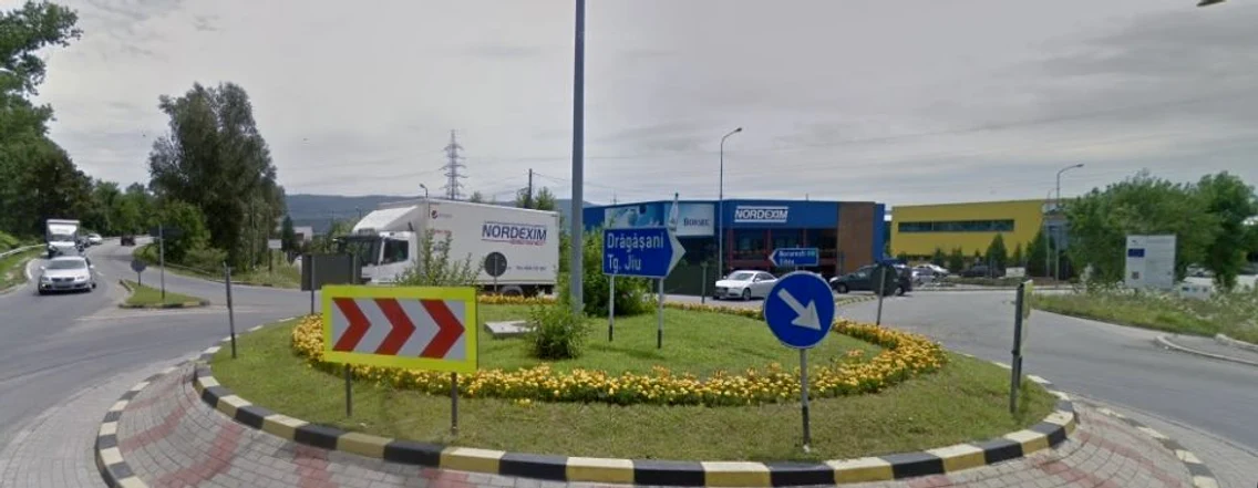 Sensul giratoriu de pe bulevardul Dem Rădulescu la intersecţie cu DN 67 - şoseaua de centură din Râmnicu Vâlcea Foto Adevărul