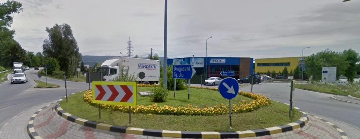 Sensul giratoriu de pe bulevardul Dem Rădulescu la intersecţie cu DN 67 - şoseaua de centură din Râmnicu Vâlcea; Foto: Adevărul