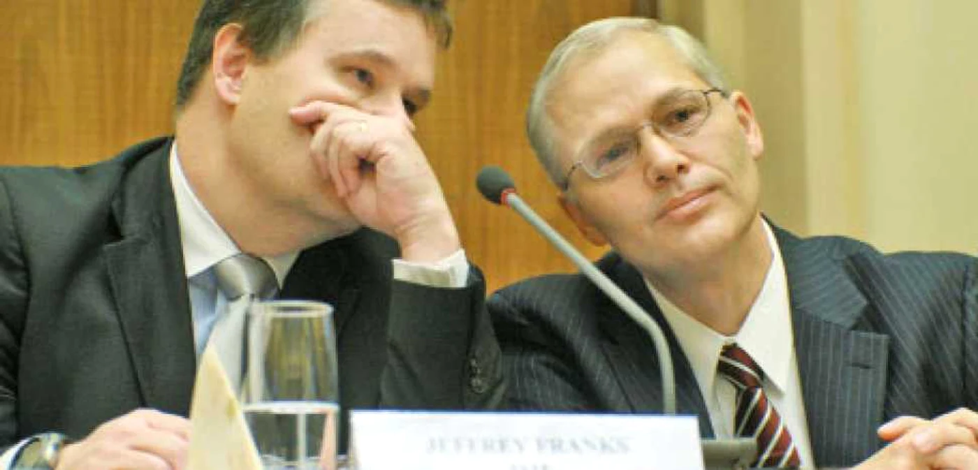 Jeffrey Franks (stânga),  şeful misiunii FMI în România  şi Istvan Szekely, reprezentantul CE în România