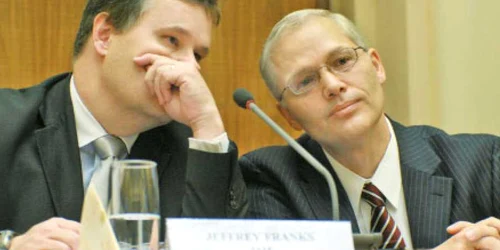 Jeffrey Franks (stânga), şeful misiunii FMI în România şi Istvan Szekely, reprezentantul CE în România