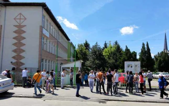 Doi elevi de la liceul "Ion Minulescu" din Slatina au fost eliminaţi miercuri din examen (FOTO: Adevărul)