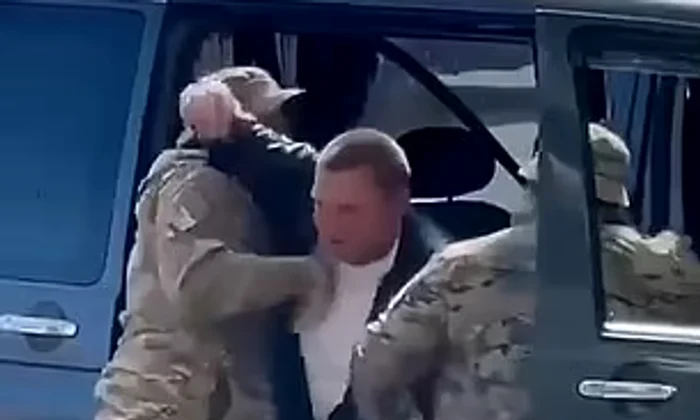 Ucrainenii sunt recrutați cu forța FOTO Captură video