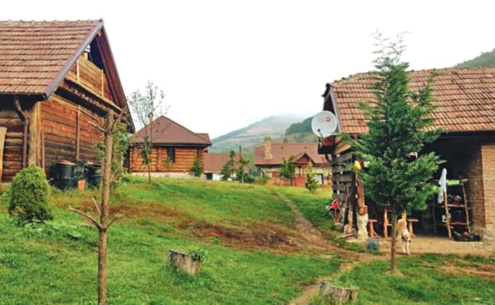 
    Iulian Docea a refăcut până acum opt case ţărăneşti  