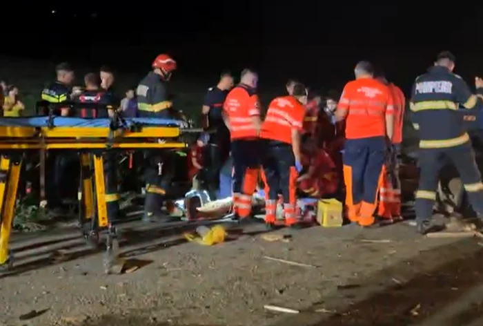 VIDEO Accident crâncen cu cinci victime produs între o căruță și o autoutilitară, în județul Iași. Două dintre victime sunt în comă