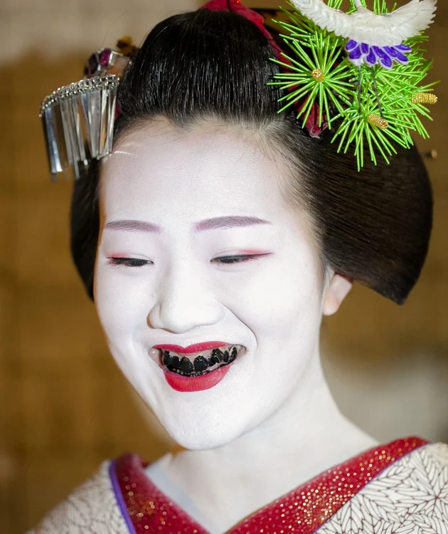 Japonezele îşi înnegreau dantura după nuntă @shutterstockclickpentrufemei.ro