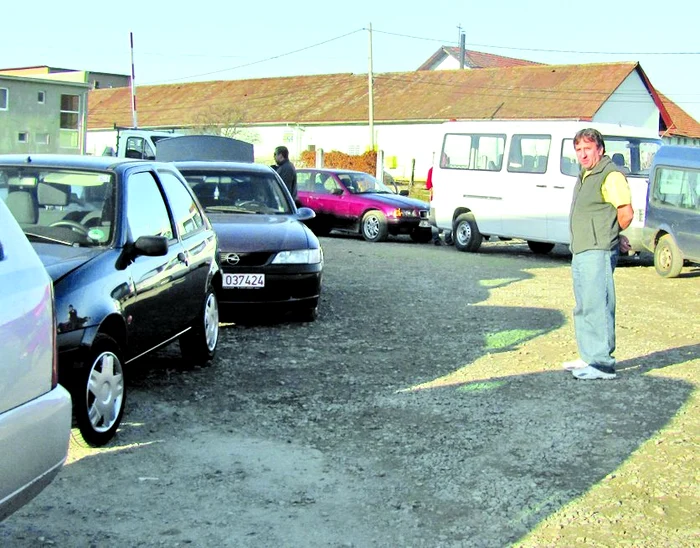 Oamenii aşteaptă ore întregi la cozi la Registrul Auto Român Bistriţa pentru a-şi face verificarea autovehiculelor