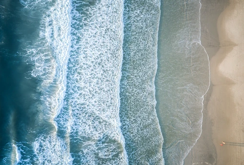 valuri mare plaja vazut de sus foto shutterstock