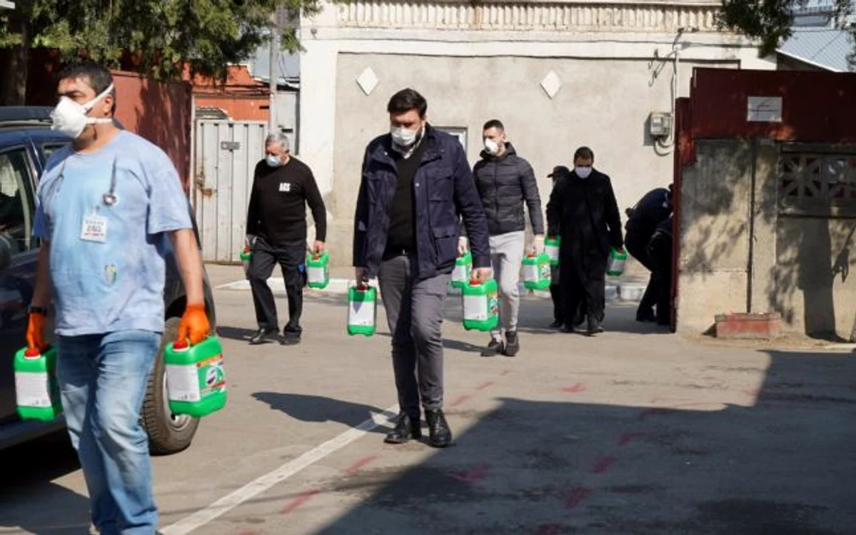 La distribuirea ajutoarelor participă o adevărată armată de voluntari FOTO Costiuc Petrică