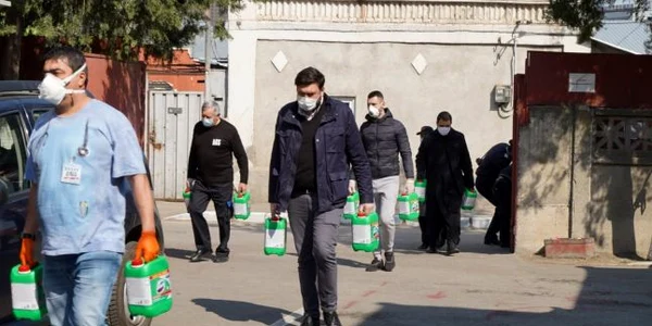 La distribuirea ajutoarelor participă o adevărată armată de voluntari FOTO Costiuc Petrică