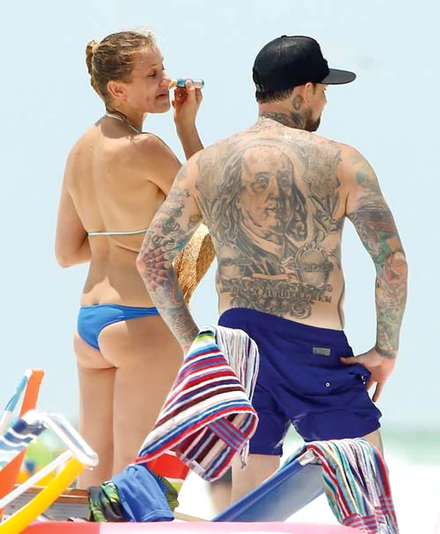 Divei nu-i pasă că i se văd colăceii...