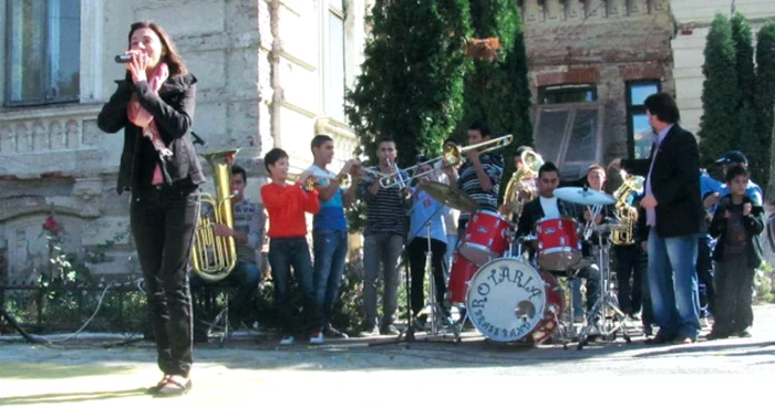 Fanfara „Rotaria junior“ a cântat  în faţa clădirii în paragină a Palatului Copiilor