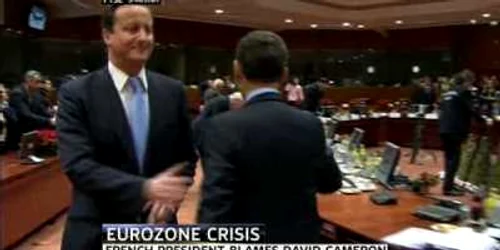 Moment jenant: Sarkozy trece ,,absent“ pe lângă David Cameron