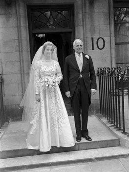 Frances Roche, mama Prințesei Diana, cu tatăl ei în ziua nunții. FOTO: Getty Images