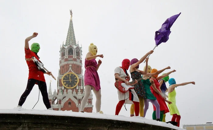 Cum devii „extremist” în Rusia: mărturia dură a unei membre a grupului activist Pussy Riot