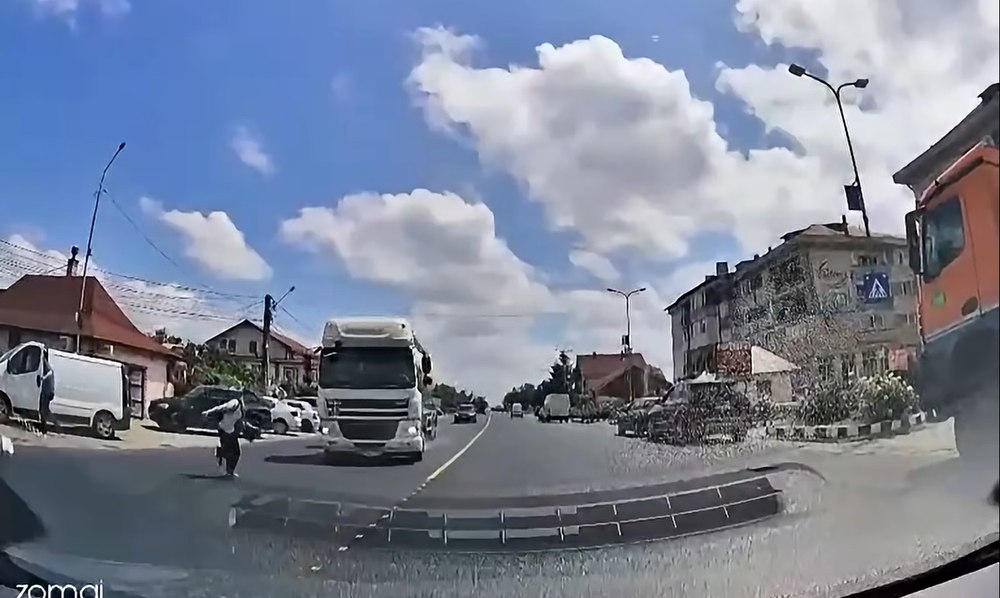 Momentul în care un adolescent este lovit de o cisternă pe trecerea de pietoni. Băiatul a supraviețuit impactului