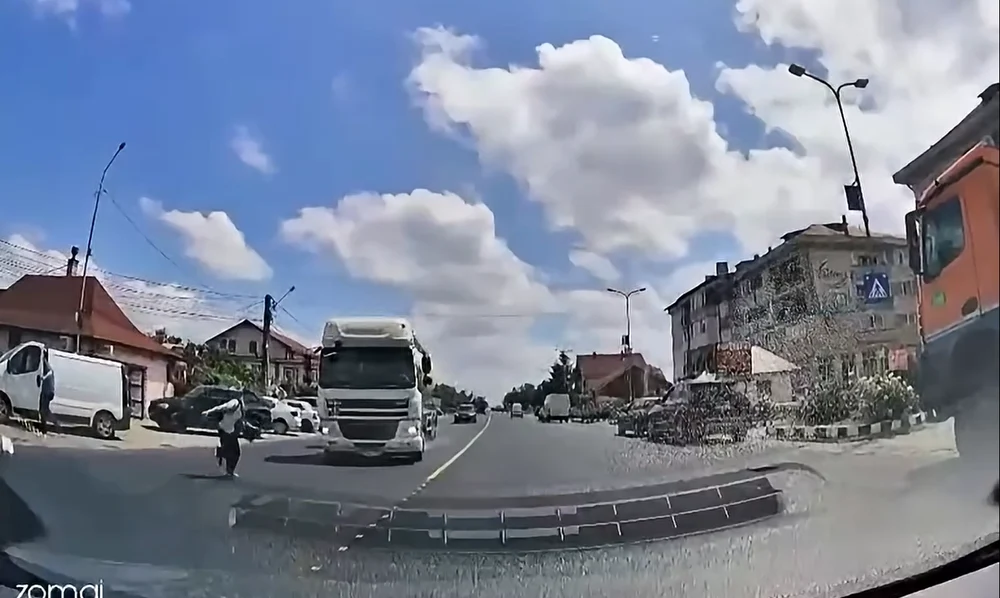 Momentul în care un adolescent este lovit de o cisternă pe trecerea de pietoni. Băiatul a supraviețuit impactului