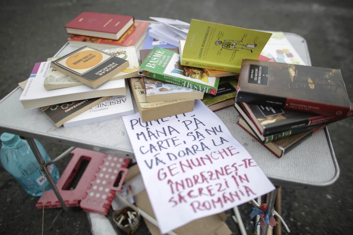 Bucureştenii au pus mână de la mână şi i-au trimis ministrului Educaţiei mai multe cărţi