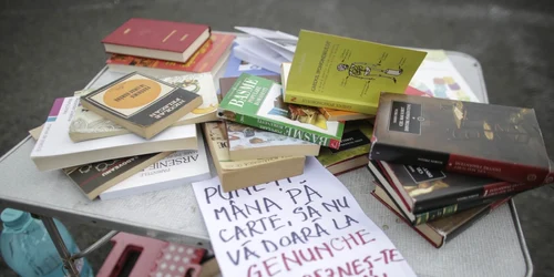 Eveniment Biblioteca pentru Pop în Piaţa Victoriei FOTO Inquam Photos Octav Ganea