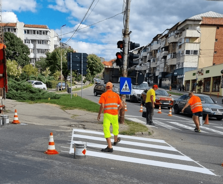 Lucrare de „Dorel” la Slatina. O trecere de pietoni se oprește într-un stâlp de iluminat