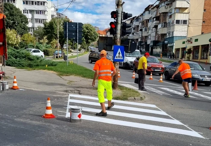 Trecerea de pietoni se oprește într-un stâlp FOTO Info Trafic Slatina/Marius-Cosmin Ghimiși