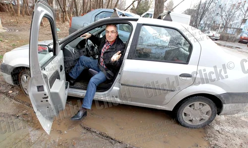 Ion Dinculiţă aşteaptă zi  de zi autobuzul în noroi (Fotografii: Sever Gheorghe ) jpeg
