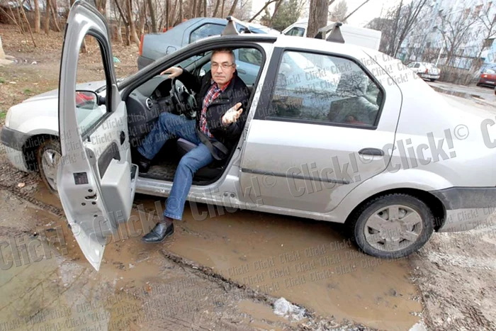Ion Dinculiţă aşteaptă zi  de zi autobuzul în noroi (Fotografii: Sever Gheorghe )