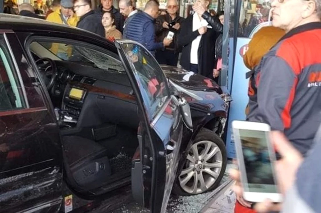 
    Tânărul care a intrat cu maşina în mulțime, la intrarea mall-ului din Brăila, a fost condamnat la 30 de ani de închisoareFoto: obiectiv.ro  