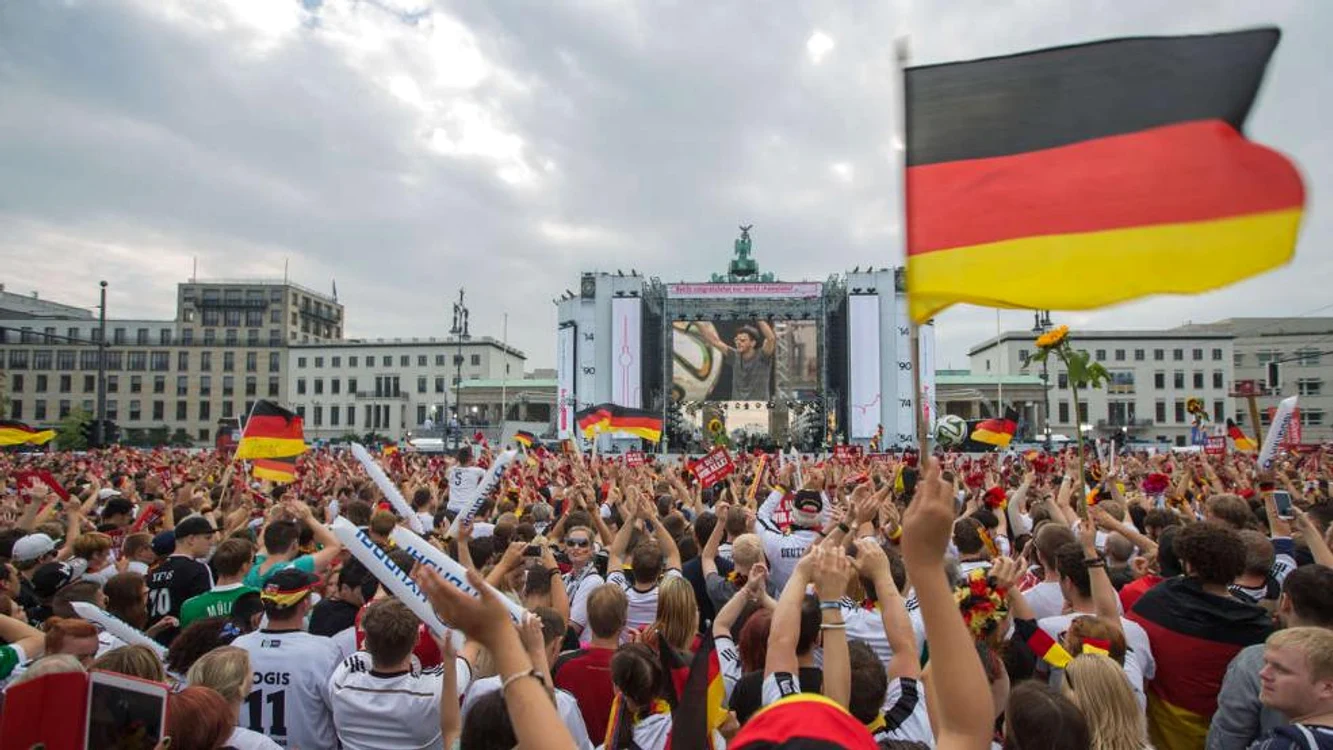 Suporterii nemţi, la Poarta Brandenburg