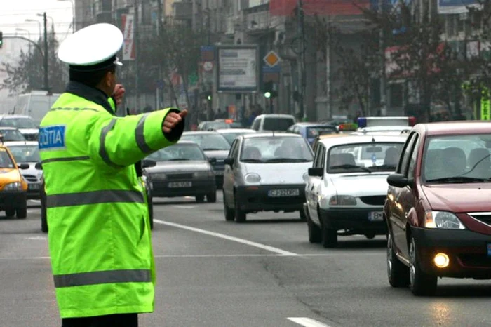 Poliţiştii i-au sancţionat pe şoferii care au încălcat normele rutiere Foto: arhivă Adevărul