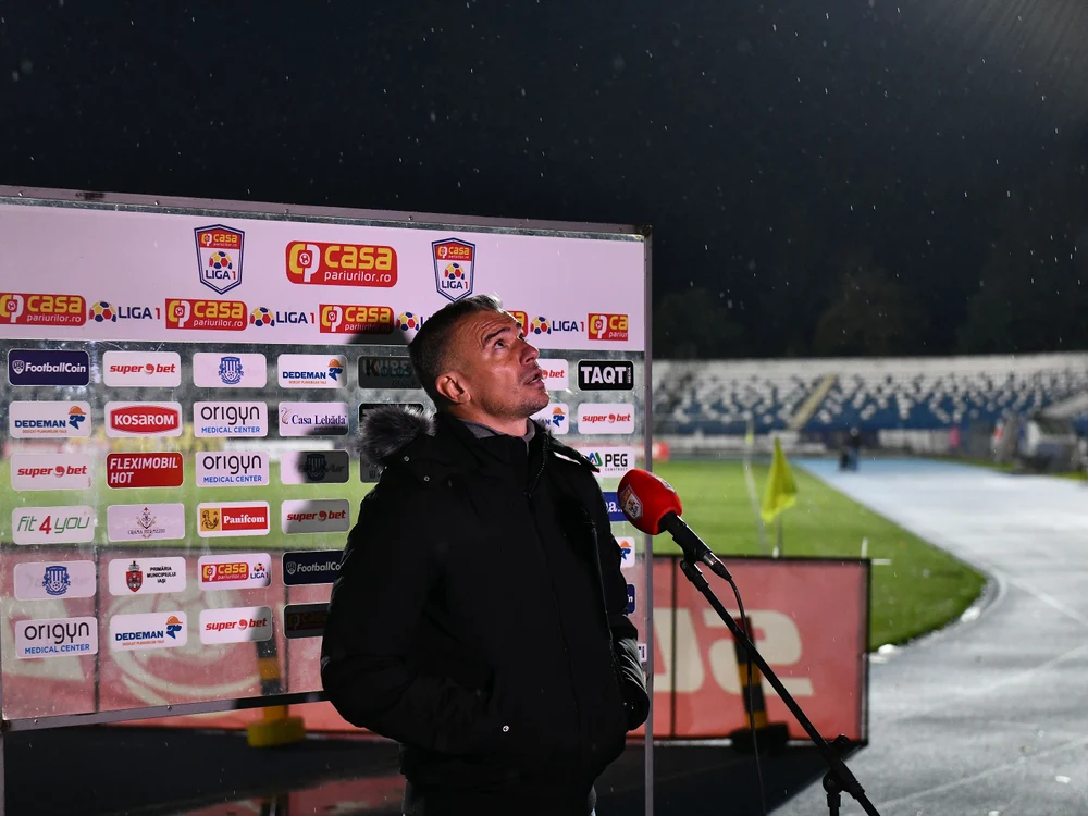 Daniel Pancu privește spre stâlpii instalației de nocturnăFoto: sportpictures.eu