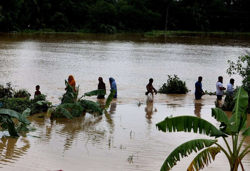Milioane de sinistrați în Bangladesh, după cele mai mari inundații din istoria recentă. Locuitorii dintr-un oraș aflat sub ape acuză India