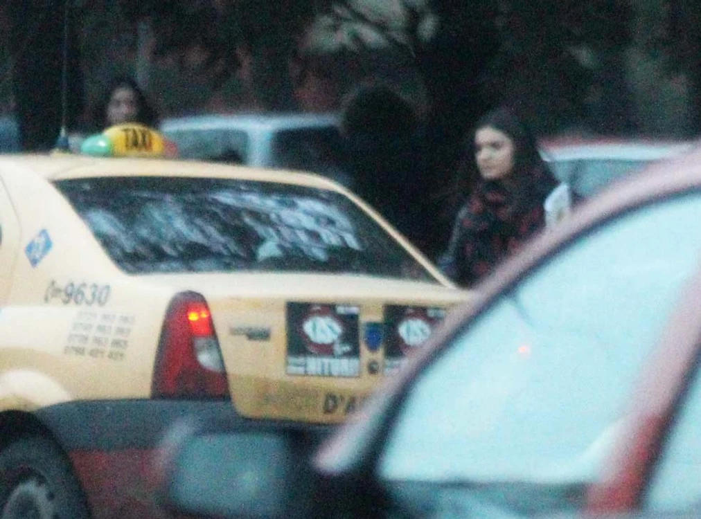 Ea vine la şcoală doar cu taxiul
