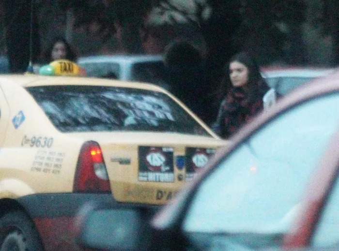 Ea vine la şcoală doar cu taxiul